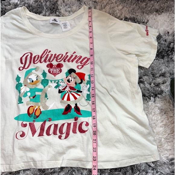 Disney Delivering the Magic Daisy Duck and Minnie Mouse Short Sleeve T-Shirt - Picture 4 of 8